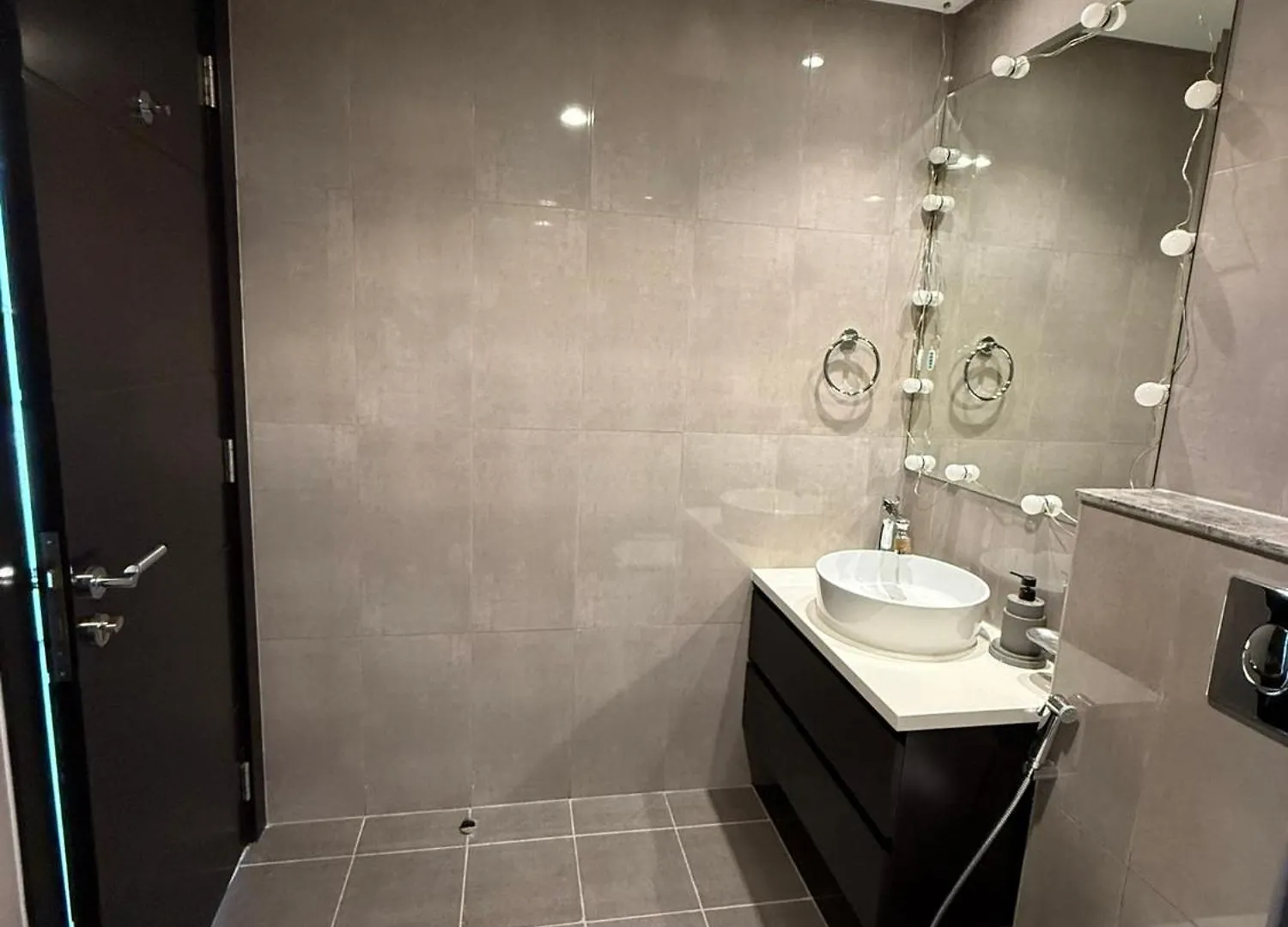 Deluxe 1-Bedroom Apartment With Pool, 5 Minutes From Dubai Mall & Burj Khalifa