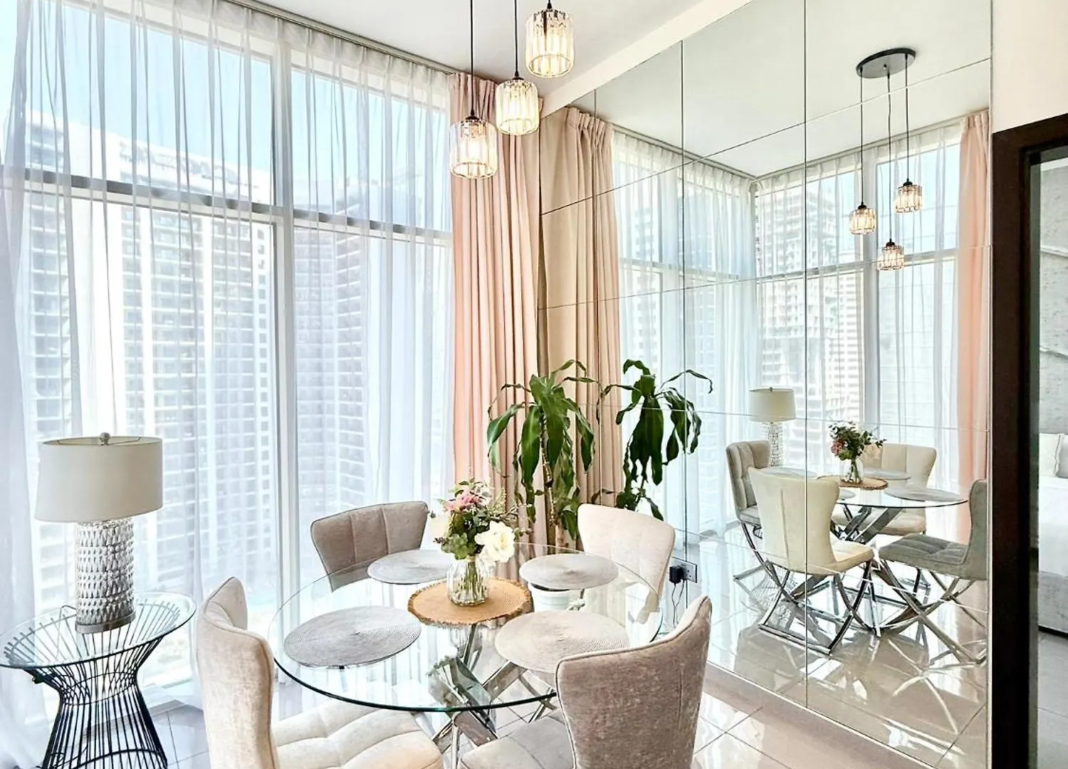 Deluxe 1-Bedroom Apartment With Pool, 5 Minutes From Dubai Mall & Burj Khalifa