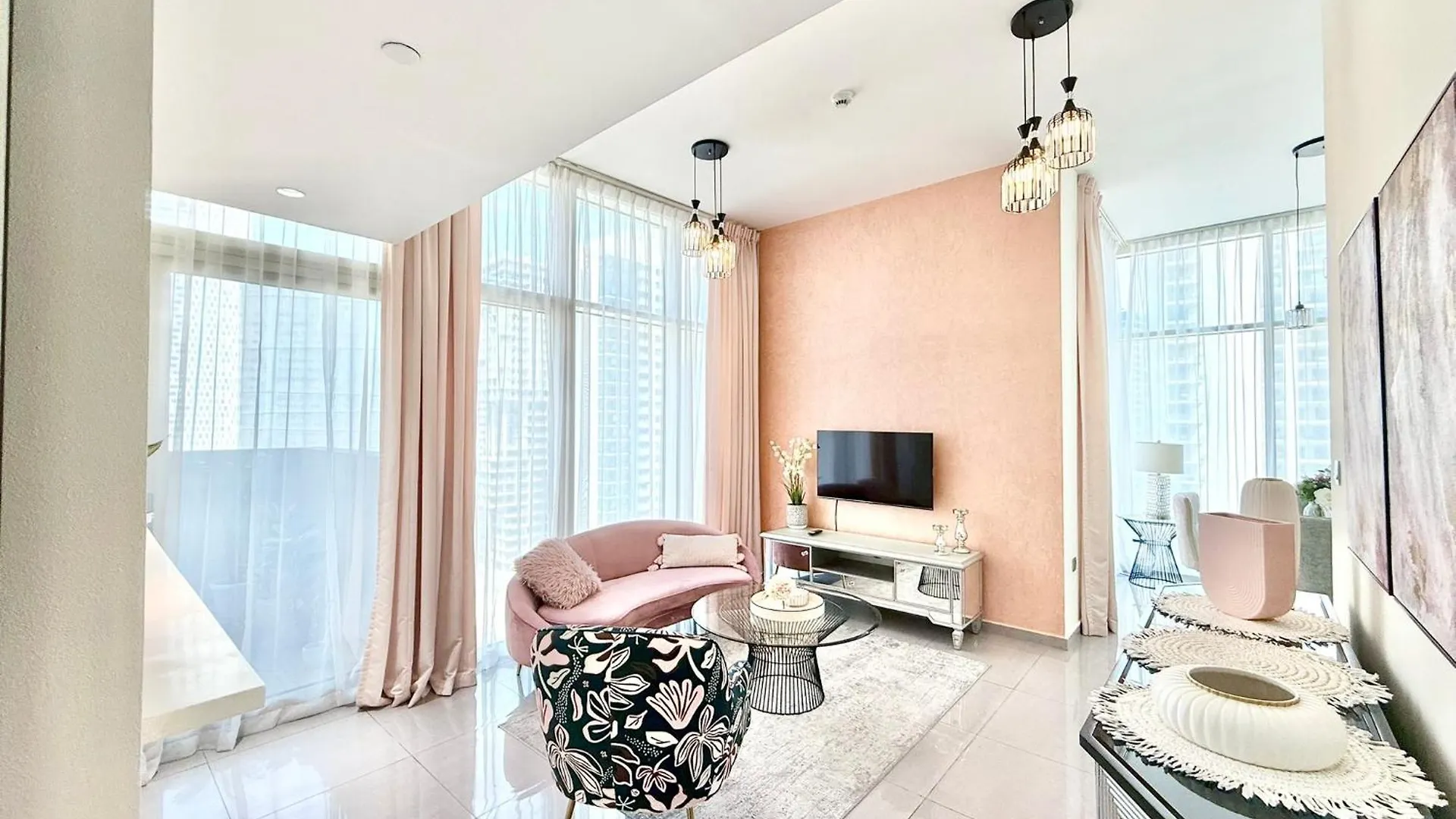 Deluxe 1-Bedroom Apartment With Pool, 5 Minutes From Dubai Mall & Burj Khalifa