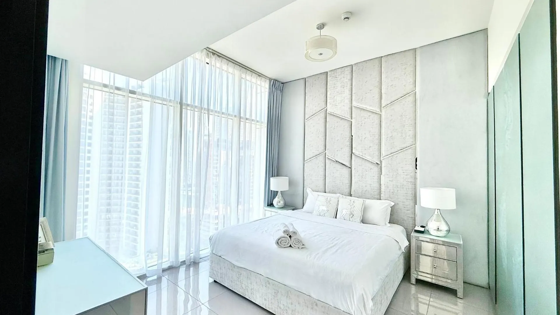 Deluxe 1-Bedroom Apartment With Pool, 5 Minutes From Dubai Mall & Burj Khalifa