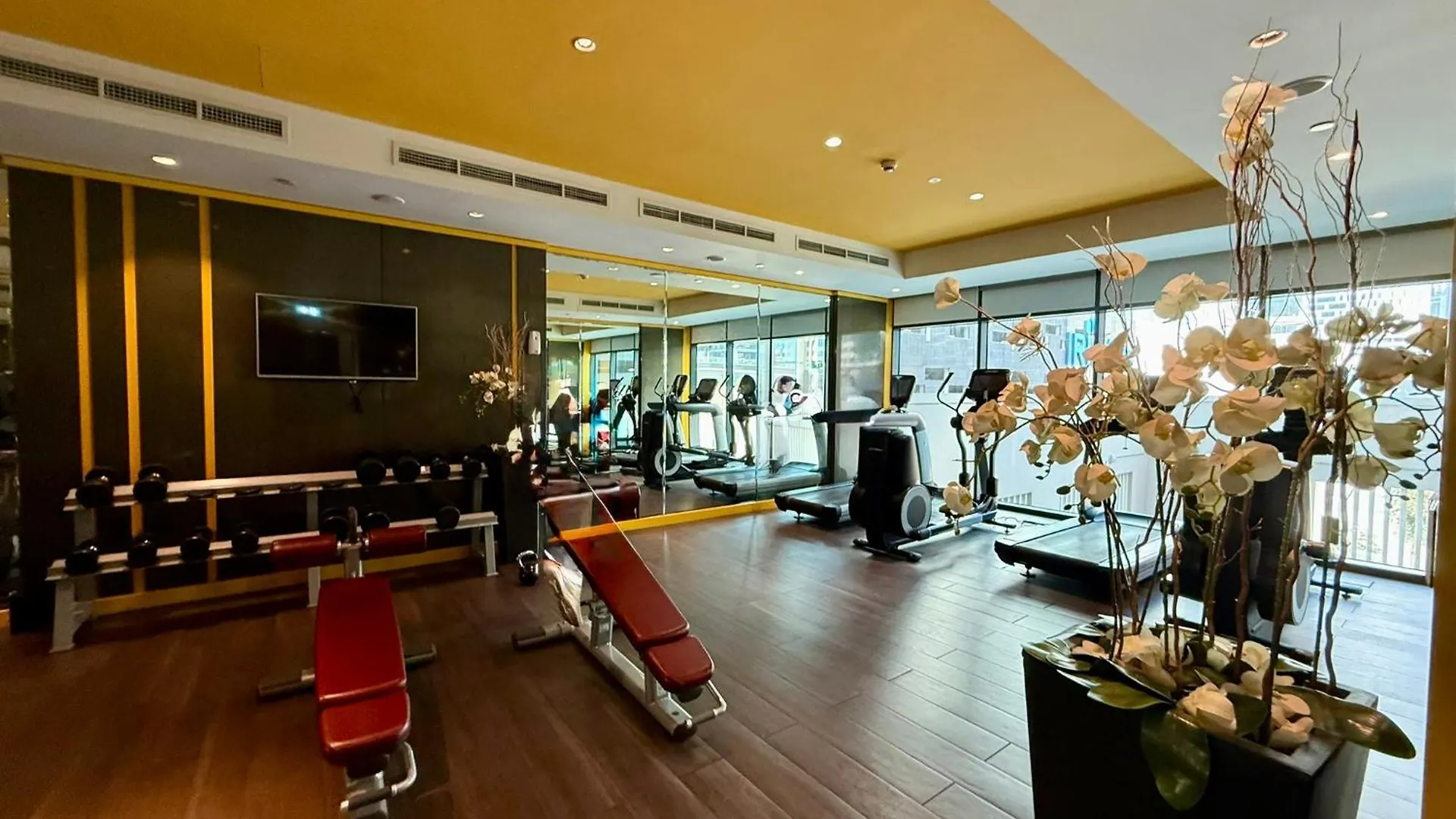 Deluxe 1-Bedroom Apartment With Pool, 5 Minutes From Dubai Mall & Burj Khalifa