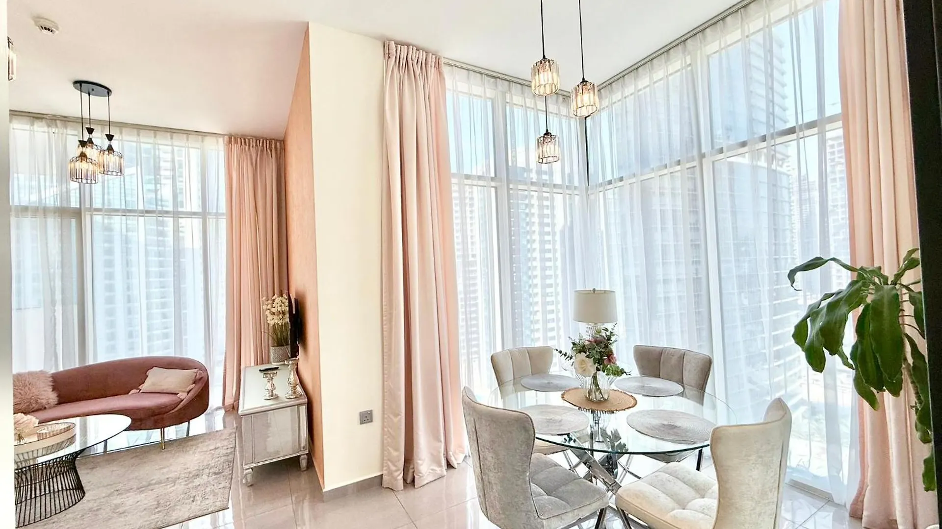 Deluxe 1-Bedroom Apartment With Pool, 5 Minutes From Dubai Mall & Burj Khalifa