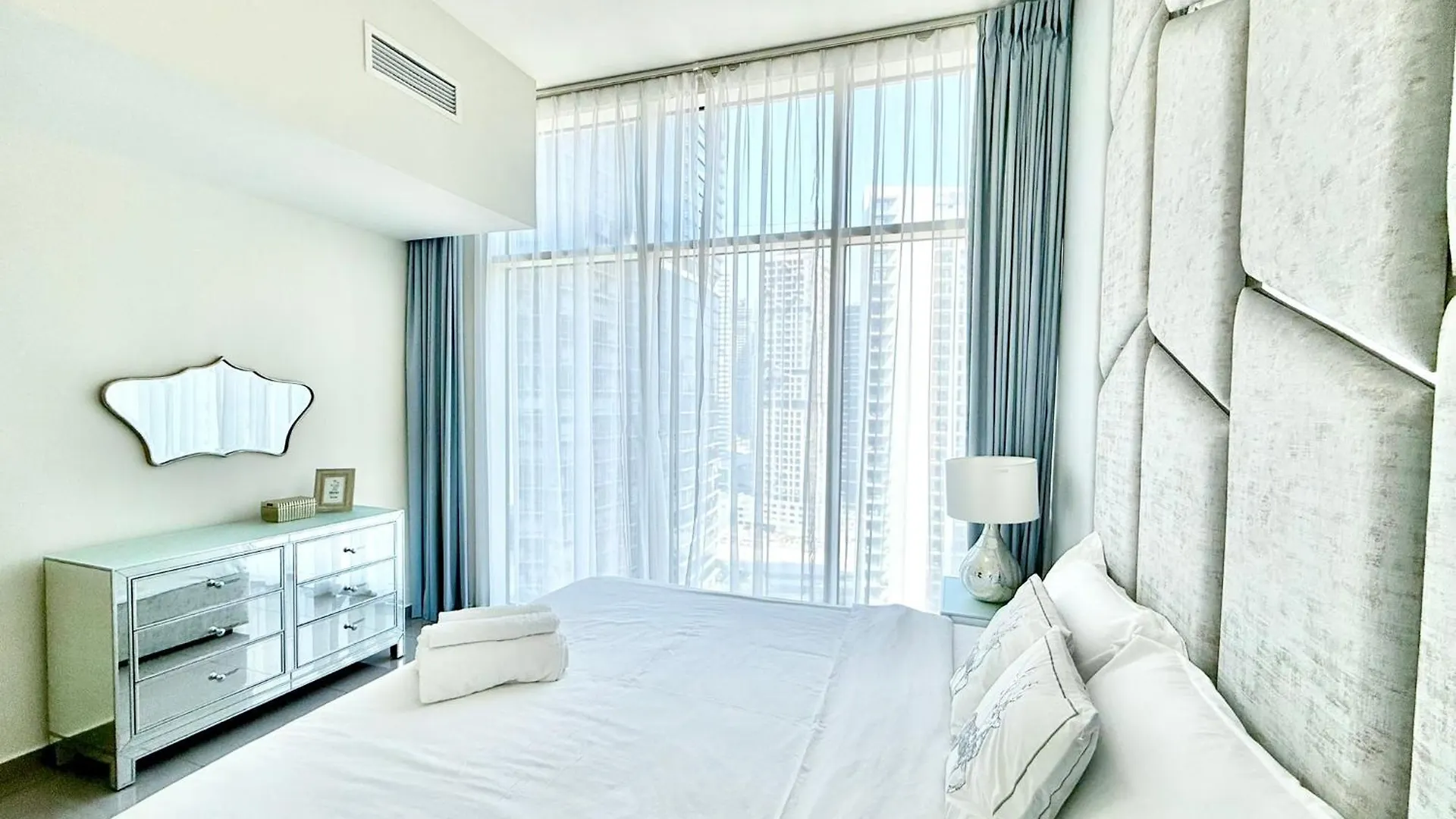 Deluxe 1-Bedroom Apartment With Pool, 5 Minutes From Dubai Mall & Burj Khalifa