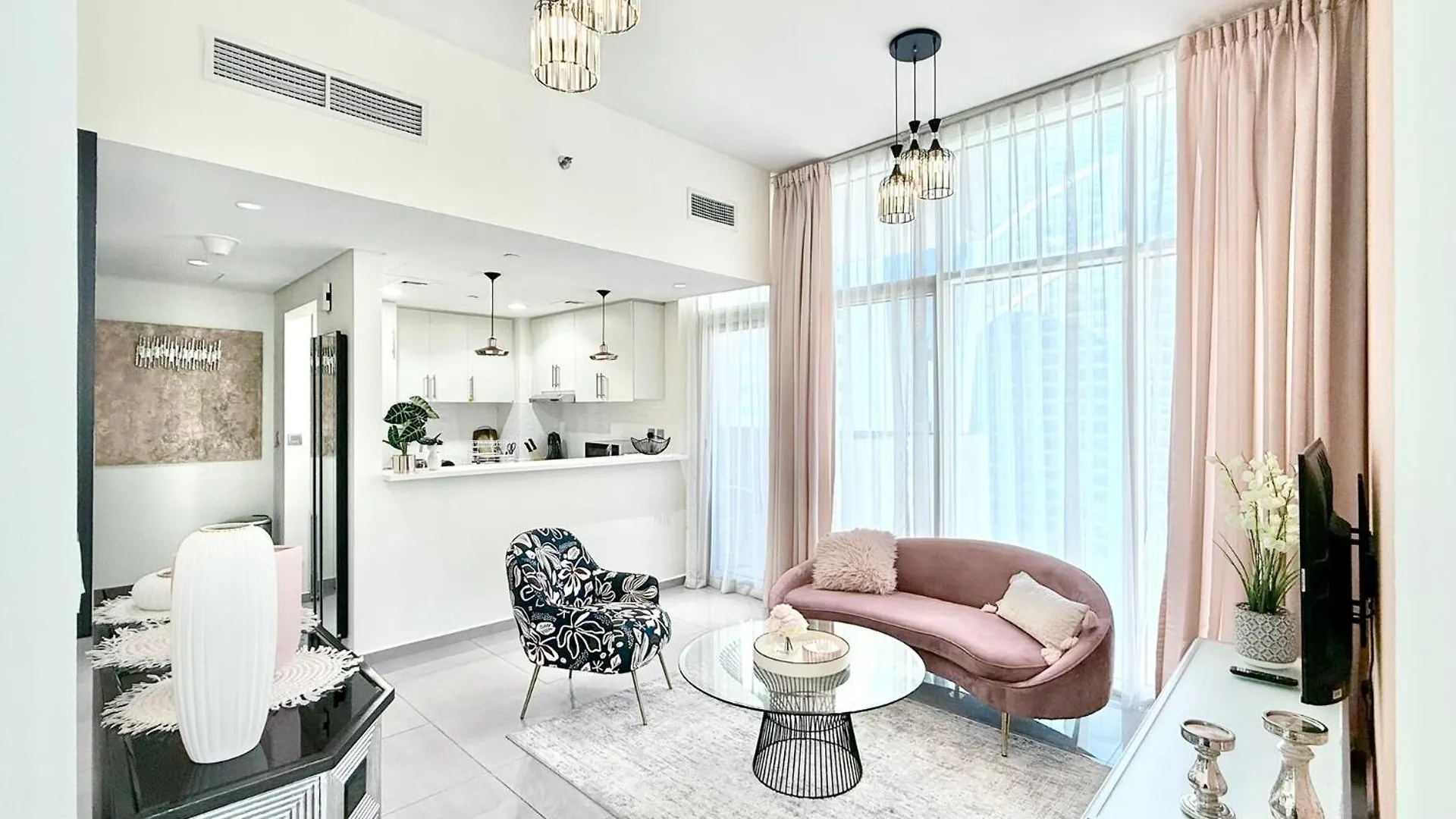 Deluxe 1-Bedroom Apartment With Pool, 5 Minutes From Dubai Mall & Burj Khalifa