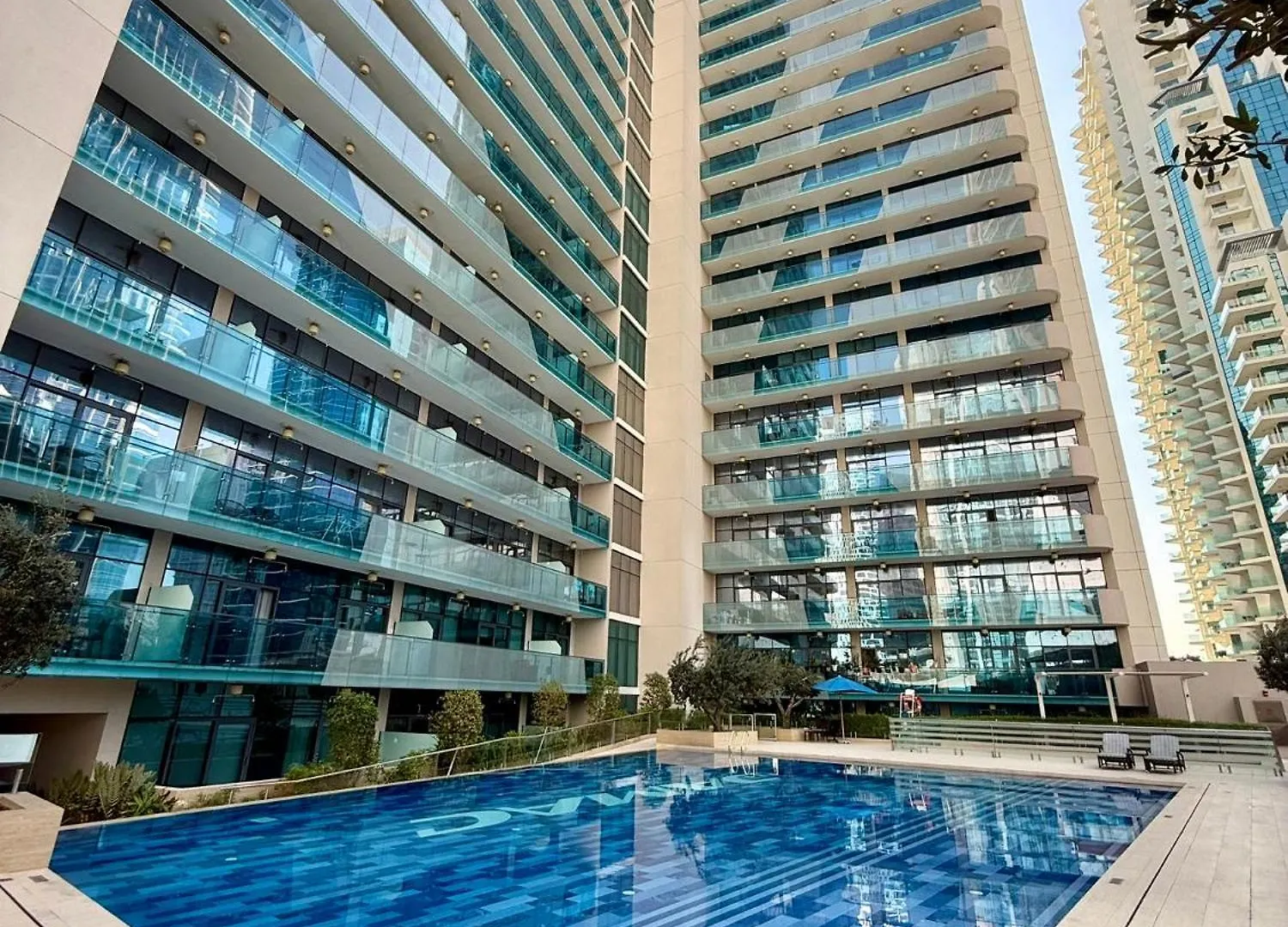 Deluxe 1-Bedroom Apartment With Pool, 5 Minutes From Dubai Mall & Burj Khalifa
